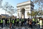 Des gilets jaunes rassemblés devant l'Arc de Triomphe sur les Champs-Elysées, le 17 novembre 2018 à Paris