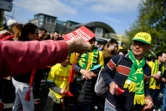 Un syndicaliste distribue des "cartons rouges à la retraite à 64 ans" à la sortie du métro à Saint-Denis, près de Paris, le 29 avril 2023 