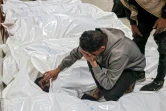 Photo d'archive des parents de Palestiniens tués à la morgue de l'hôpital européen de Khan Younès, dans le sud de la bande de Gaza, le 5 mars 2024
