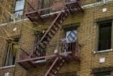 Des glaçons se sont formés au petit matin du 29 décembre 2017 sur l'escalier de secours d'un immeuble du Bronx ravagé par un incendie meurtrier la veille