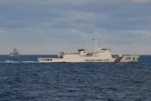 Un navire des garde-côtes chinois surveille un navire philippin (g) chargé de provisions pour les pêcheurs et soldats philippins dans les eaux de la mer de Chine méridionale disputée, le 10 décembre 2023