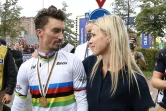 Julian Alaphilippe, champion du monde sur route pour la 2e année consécutive, et sa compagne Marion Rousse, après la cérémonie du podium, le 26 septembre 2021 à Louvain