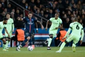 L'attaquant du PSG Angel Di Maria (c) contrôle le ballon face aux joueurs de Manchester City en Ligue des champions, le 6 avril 2016 au Parc des Princes
