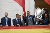 Les défenseurs du Real Sergio Ramos et Marcelo montrent le trophée de la Ligue des champions aux supporters, le 27 mai 2018 à Madrid