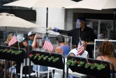 Un serveur avec une visière dans un restaurant le 4 juillet 2020, jour de la fête nationale américaine, à Manhattan Beach, en Californie