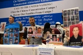 Des Ouïghours montrent des photos de leurs proches détenus en Chine pendant une conférence de presse à Istanbul, le 10 mai 2022