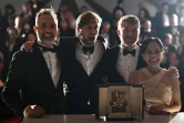 Le réalisateur suédois Ruben Ostlund (2L) pose avec (de gauche à droite) le producteur suédois Erik Hemmendorff, le producteur Philippe Bober et l'actrice philippine Dolly de Leon après avoir remporté la Palme d'Or pour le film "Sans filtre" à la 75e édition du Festival de Cannes à Cannes, le 28 mai 2022