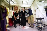 La danseuse du Ballet national néerlandais Anna Tsygankova essaye le costume créé pour son rôle de "Mata Hari" à Amsterdam le 19 janvier 2016