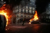 Des véhicules incendiés lors de heurts entre gilets jaunes et forces de police, le 1er décembre 2018 à Paris