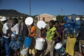Des habitants font la queue lors d'une distribution d'eau à Adelaide, le 26 novembre 2019 en Afrique du Sud