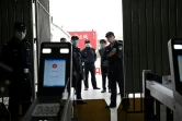 Des agents de sécurité à la gare de Macheng, le 25 mars 2020 dans la province chinoise du Hubei