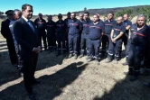 Le ministre de l'Intérieur Christophe Castaner (G) rencontre des pompiers à Générac (Gard), le 3 août 2019