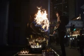 Un manifestant incendie une statue de lion installée devant le siège de la banque HSBC à Hong Kong, en marge d'une manifestation pro-démocratie le 1er janvier 2020