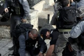 Des garde-frontières israéliens donnent les premiers soins à un policier qui vient d'être poignardé par un Palestinien dans la Vieille ville de Jérusalem, le 10 octobre 2015