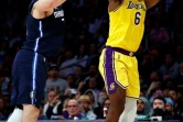 LeBron James, des LA Lakers, tente un shoot face à Luka Doncic, des Dallas Mavericks, en NBA le 1er mars 2022 à Los Angeles