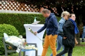 Des fleurs sont déposées sur un banc devant l'hôpital universitaire de Reims le 23 mai 2023 en hommage à l'infirmière de l'établissement tuée