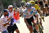 Le Slovène Tadej Pogacar et le Danois  Jonas Vingegaard, dans la dernière montée vers Mende, lors de la 14e étape du Tour de France, le 16 juillet 2022
