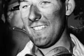 Le pilote automobile britannique Stirling Moss le 1er mai, 1955, après sa victoire aux Mille Miglia de Brescia (Italie)