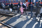 Des réfugiés ukrainiens arrivent à la gare de Zahonyi en Hongrie, le 27 février 2022