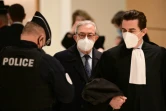 L'ex-haut magistrat Gilbert Azibert (C) arrive au tribunal à Paris, le 7 décembre 2020. Il est soupçonné d'avoir violé en 2014 le secret d'un délibéré 
en transmettant des informations à Nicolas Sarkozy sur un pourvoi en cassation lié à l'affaire Bettencourt