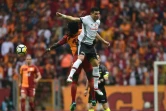 Pepe, alors au Besiktas Istanbul (blanc) à la lutte avec l'attaquant de Galatasaray Bafetimbi Gomis, le 29 avril 2018 à Istanbul