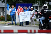 Deux membres d'un des syndicats d'Airbus appellent les salariés à assister à une réunion d'information sur le plan de restructuration, à l'entrée du site de Saint-Martin du Touch près de Blagnac, le 2 juillet 2020.