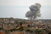 Une colonne de fumée s'élève au-dessus d'un quartier du village d'al-Bara, dans la province syrienne d'Idleb (nord-ouest), après un bombardement attribué à des avions russes, le 5 mars 2020