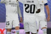 Les Madrilènes Karim Benzema, Vinicius Junior et Federico Valverde se congratulent après le but de l'attaquant français du Real Madrid face à l'Eintracht Francfort en Supercoupe de l'UEFA le 10 août 2022 à Helsinki en Finlande