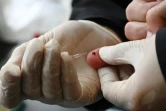 Un test sérologique est pratiqué sur une personne dans une pharmacie à Strasbourg, le 15 juillet 2020