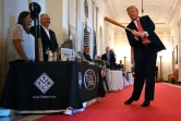 Le président américain Donald Trump essaye une batte de baseball lors d'un événement à la Maison Blanche visant à célébrer les produits américains
