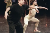 Le chorégraphe Maurice Béjart et un danseur du ballet de Tokyo, avant un spectacle du Boléro de Maurice Ravel, au Palais des sports à Paris le 22 octobre 1996
