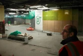 Un ouvrier travaillant à la rénovation du métro  le 25 janvier 2017 à la station Châtelet-Les Halles à Paris