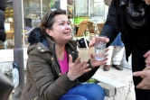 Une femme reçoit un verre d'eau à proximité du lieu de l'explosion de la voiture piégée près du tribunal d'Izmir en Turquie, le 5 janvier 2017 