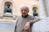 Le poète français Yves Bonnefoy pose, le 9 octobre 2001, au Collège de France à Paris, quelques jours avant l'annonce du prix Nobel de littérature 2001