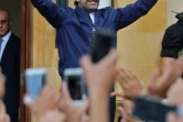 Le Premier ministre libanais Saad Hariri salue la foule rassemblée devant son domicile de Beyrouth, 
le 22 novembre 2017
