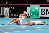 Caroline Garcia et Kristina Mladenovic allongées sur le court après le double décisif remporté face à l'Australie en Fed Cup, le 10 novembre 2020 à Perth 