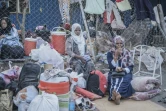 Des femmes ayant fui le Soudan vers l'Ethiopie, se reposent après avoir franchi la frontière, à Metema, le 5 mai 2023