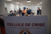 Des membres de la protection civile se préparent avant d'aller dans un hôtel où sont confinées des personnes sans abri, à Nantes, le 8 avril 2020