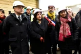 Le ministre français de l'Intérieur Bruno Le Roux (g), la ministre du Logement Emmenuelle Cosse et la maire de Paris Anne Hidalgo inaugurent un nouveau centre d'accueil pour migrants à Ivry-sur-Seine, près de Paris, le  16 janvier 2017