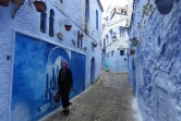 Une marocaine dans une rue de Chefchaouen, sur la chaîne du Rif au Maroc, le 21 juin 2017