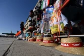 La marchandise d'une boutique de souvenirs sèche au soleil sur la  Riva degli Schiavoni, à Venise le 14 novembre 2019

