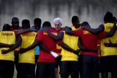 Les joueurs du Cameroun autour de leur sélectionneur Hugo Broos, lors d'un entraînement le 16 janvier 2017 à Libreville