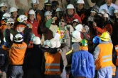 Mario Sepulveda (C) explose de joie à a sortie de la mine de San Jose, dans le nord  du Chili, le 13 octobre 2010