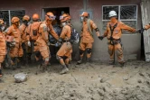 Des membres de la Défense civile évacuent le corps d'une victime de la coulée de boue, le 3 avril 2017 à Mocoa, en Colombie
