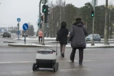Sur ses six roues, le robot Wolt développé par Starship Technologies livre un déjeuner à un client à Tallinn, la capitale estonienne, le 16 février 2017