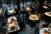 Des habitants dînent dans un restaurant à Pékin, le 6 juin 2022
