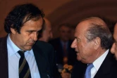 Le président de l'UEFA Michel Platini écoute son homologue de la FIFA Joseph Blatter, le 28 mai 2022 à Séoul, lors de l'ouverture du Congrès de la FIFA