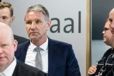 Björn Höcke (c), l'une des plus figures les plus radicales de l'AfD, arrive à son procès pour l'utilisation d'un slogan nazi lors d'un meeting, le 23 avril 2024 à Halle