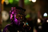 Un policier fédéral équipé d'un masque à gaz fait face à des manifestants, le 29 juillet 2020 à Portland, dans l'Orégon