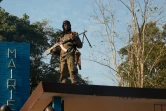 Un soldat en mission de surveillance sur le toit de la mairie de Bambari, en Centrafrique, le 16 novembre 2020